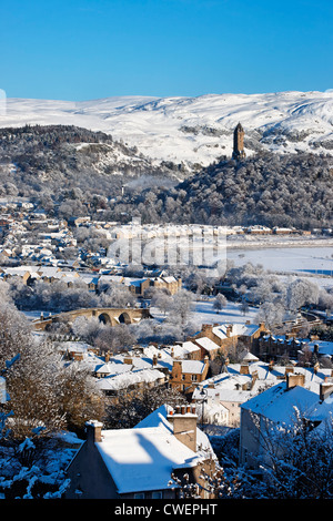 Paesaggio urbano di Stirling in inverno. Vista verso la Wallace Monument e Dumyat, Stirling, Scozia, Regno Unito. Foto Stock