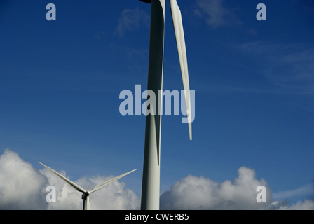 Pale per turbine eoliche in stretta fino Foto Stock