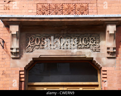 Post office segno sopra l'ingresso della Casa di Posta in Congleton CHESHIRE REGNO UNITO Foto Stock