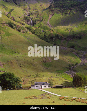 Glen Coe, Lochaber, Highland, Scotland, Regno Unito. Vista della casa colonica Achnambeithach sotto Bidean nam Bian Foto Stock
