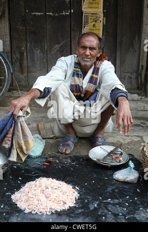 L'uomo vendita di gamberoni in gennaio 19, 2009, Kumrokhali, West Bengal, India Foto Stock