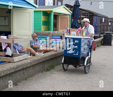 Ice Cream Man. Arrestare Me e comprare uno. I villeggianti Whitstable Cabine sulla spiaggia, Foto Stock