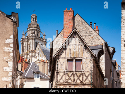 Dettaglio di edifici medievali nella Valle della Loira città di Blois Centre, in Francia. La chiesa è la Cattedrale di St Louis. Foto Stock