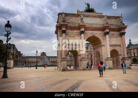 Place du Carroussel e il museo del Louvre in background al crepuscolo. Parigi, Francia Foto Stock