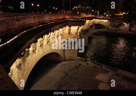 Vista del Pont Neuf a mezzanotte. Parigi, Francia. Foto Stock