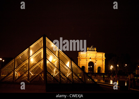 Place du Carrousel guardando verso Arc de triomphe du Carrousel a Parigi di notte Foto Stock