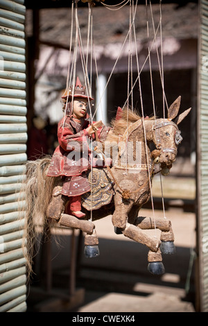 Myanmar Birmania. Mingun, vicino a Mandalay. Marionette Cavaliere per la vendita in un negozio. Foto Stock