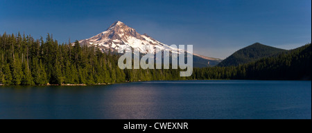 Lago perduto, Oregon, con il monte Cofano in background su un pomeriggio di estate Foto Stock