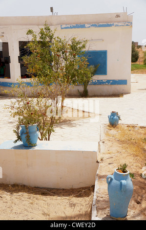 Bianco tradizionale casa tunisino con la luce blu dei serramenti Foto Stock