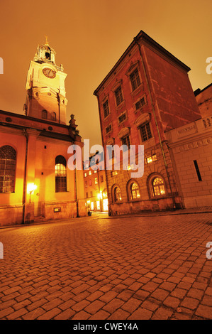 Vista notturna dell'architettura del XVII secolo in Riddarholmen (cavalieri' isolotto), un piccolo isolotto parte di Gamla Stan, la città vecchia in Foto Stock
