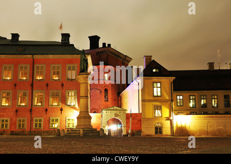 Vista notturna dell'architettura del XVII secolo in Riddarholmen (cavalieri' isolotto), un piccolo isolotto parte di Gamla Stan, la città vecchia in Foto Stock