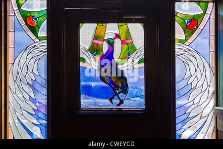 Una vetrata vista dall'interno portano Nazione's bar a Los Gatos, California Foto Stock