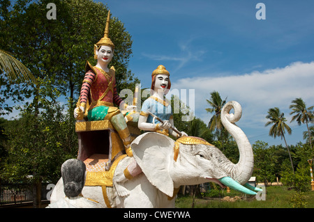 Statua di un elefante bianco con figure della mitologia buddista a Kampong Ampil monastero, Battambang, Cambogia Foto Stock