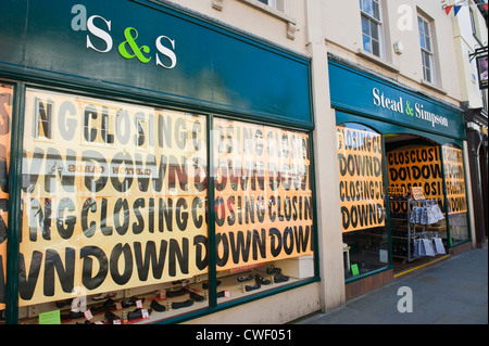 Stead & Simpson negozio di scarpe chiusura su high street a Brecon Powys South Wales Cymru REGNO UNITO Foto Stock