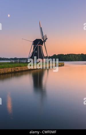 Mulino a vento De Helper a Paterswoldsemeer appena dopo il tramonto, vicino a Haren nella provincia di Groningen, Paesi Bassi Foto Stock