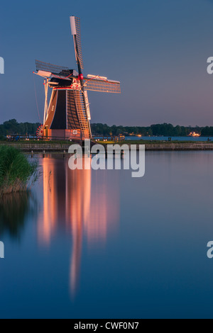 Mulino a vento De Helper a Paterswoldsemeer appena dopo il tramonto, vicino a Haren nella provincia di Groningen, Paesi Bassi Foto Stock