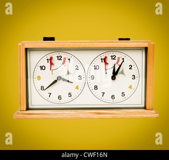 Scacchi retrò orologio su sfondo giallo Foto Stock