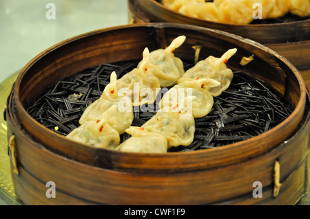 Deliziosi piatti cotti al vapore cinese Dim Sum serviti in un cestello di bambù Foto Stock