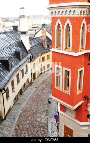 Stoccolma, Svezia - 15 DIC 2011: Strada tipica con architettura moderna in Södermalm, un quartiere centrale di Stoccolma Foto Stock