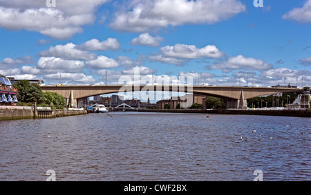 Kingston Bridge portante l autostrada M8 attraverso il fiume Clyde nella zona centrale di Glasgow Scozia Scotland Foto Stock