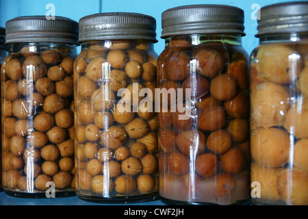 Decapati e conserve di frutta e verdura in vecchio stile di vasetti o bottiglie Foto Stock