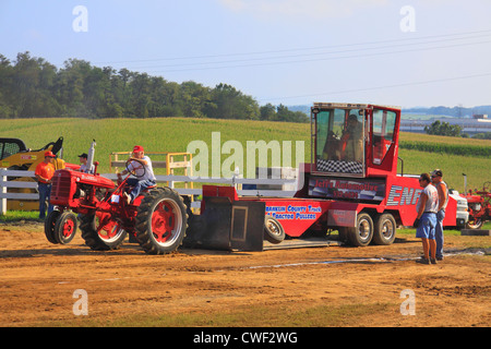 Antico trattore tirare, Rockingham County Fair, Harrisonburg, Shenandoah Valley, Virginia, Stati Uniti d'America Foto Stock