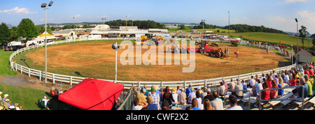 Antico trattore tirare, Rockingham County Fair, Harrisonburg, Shenandoah Valley, Virginia, Stati Uniti d'America Foto Stock