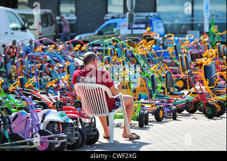 Lettera di go-cart sulla diga del mare promenade a Seaside Resort Koksijde lungo la costa del Mare del Nord durante le vacanze estive, Belgio Foto Stock