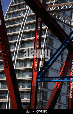 NV edifici moderni blocchi di appartamenti visto attraverso le travi del ponte girevole Huron Basin Salford Quays Greater Manchester Inghilterra England Foto Stock