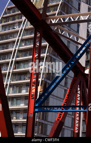 NV edifici moderni blocchi di appartamenti visto attraverso le travi del ponte girevole Huron Basin Salford Quays Greater Manchester Inghilterra England Foto Stock