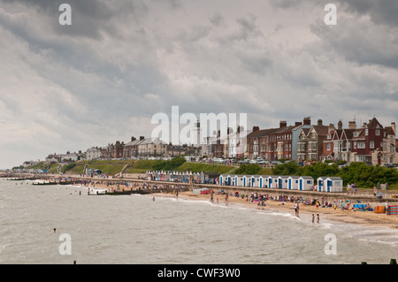 Vista dal molo della pittoresca English east coast città balneare Southwold con la sua fascia costiera di faro e Spiaggia di capanne in estate Foto Stock