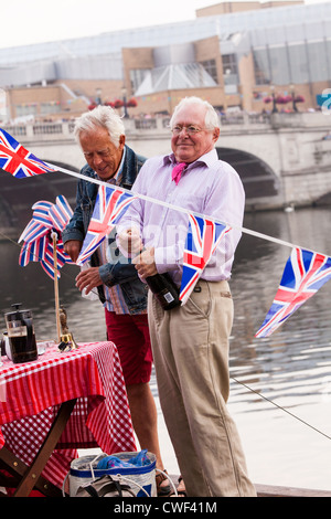 Saltare i tappi su una bottiglia di Champagne celebrativo appena in tempo per Royal Barge, Vincenzo di passare da Kingston Bridge. Foto Stock