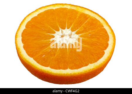 Close up di un arancio frutto isolato su sfondo bianco, focus stacking. Foto Stock