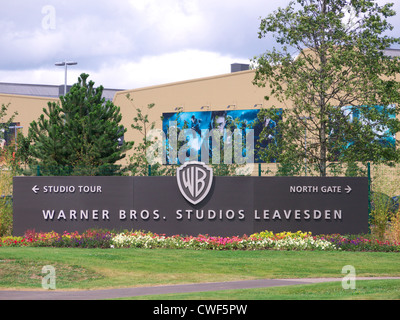 Cartello all'ingresso principale del tour degli Harry Potter Studio presso i Leavesden Studios vicino a Watford Foto Stock