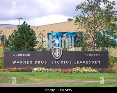 Firmare all'ingresso principale del Harry Potter Studio Tour a Leavesden Studios Foto Stock