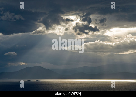 Vista Mare con enormi nuvole Foto Stock