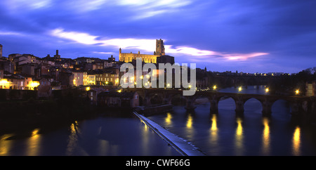 Albi Cattedrale (Cathedrale Ste Cecile),Pont Vieux e il fiume Tarn di notte Tarn & Languedoc Roussillon Francia Foto Stock