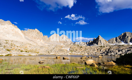 Il Palisades sopra il lago nel bacino Dusy, Kings Canyon National Park, California USA Foto Stock