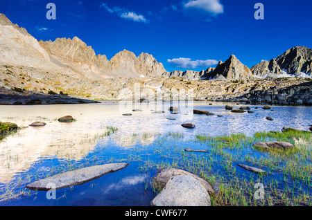 Il Palisades sopra il lago nel bacino Dusy, Kings Canyon National Park, California USA Foto Stock