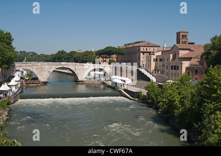 Isola Tiberina, Weir e Ponte Ponte Cestio visto dal Ponte Palatino ponte, Roma, Italia, Europa Foto Stock