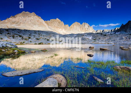 Il Palisades sopra il lago nel bacino Dusy, Kings Canyon National Park, California USA Foto Stock