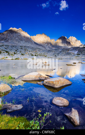 Il Palisades sopra il lago nel bacino Dusy, Kings Canyon National Park, California USA Foto Stock