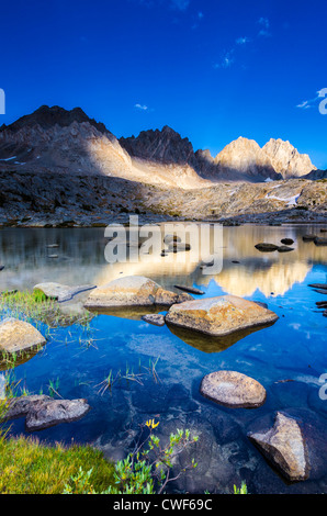 Il Palisades sopra il lago nel bacino Dusy, Kings Canyon National Park, California USA Foto Stock