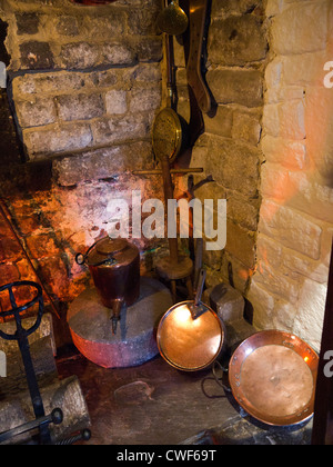 Il camino nella vecchia casa padronale ora un museo nella città termale di Ilkley nel West Yorkshire Inghilterra Foto Stock