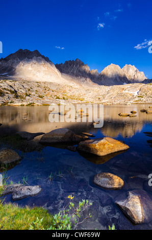 Il Palisades sopra il lago nel bacino Dusy, Kings Canyon National Park, California USA Foto Stock