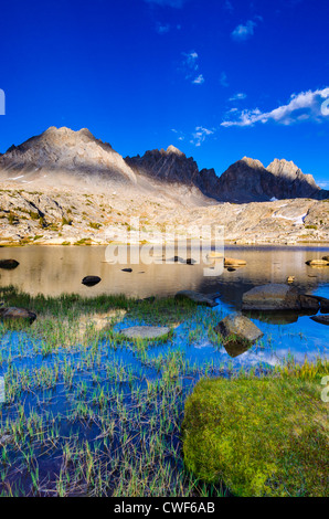 Il Palisades sopra il lago nel bacino Dusy, Kings Canyon National Park, California USA Foto Stock