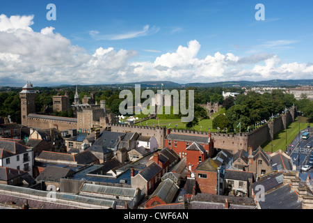 Il Castello di Cardiff da St John's Campanile Cardiff South Wales UK Foto Stock