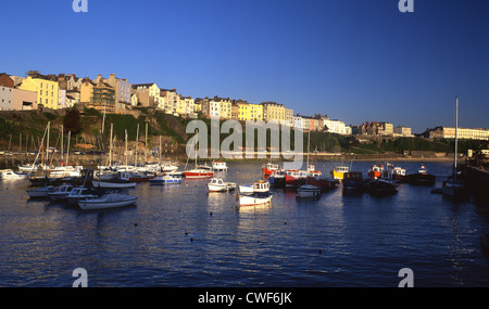 Tenby harbour da est mattina presto vista Pembrokeshire West Wales UK Foto Stock