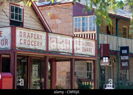 General Store vecchi segni e cantina della porta accanto Hunter Valley Wine area di coltivazione del New South Wales (NSW) Australia Foto Stock