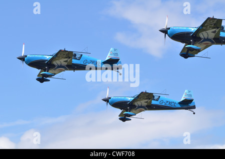 Le lame Aerobatic Team Display, Royal Air Forces Association, prendendo il largo a Farnborough Airshow internazionale 2012 Foto Stock